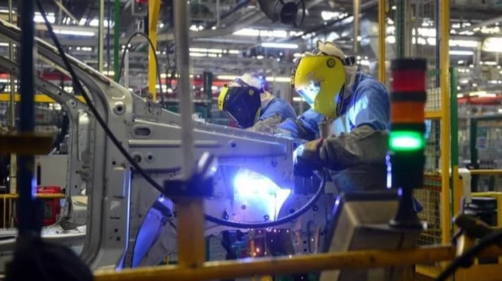 La actividad industrial cayó 4,9% en noviembre y la construcción retrocedió 2,1%.