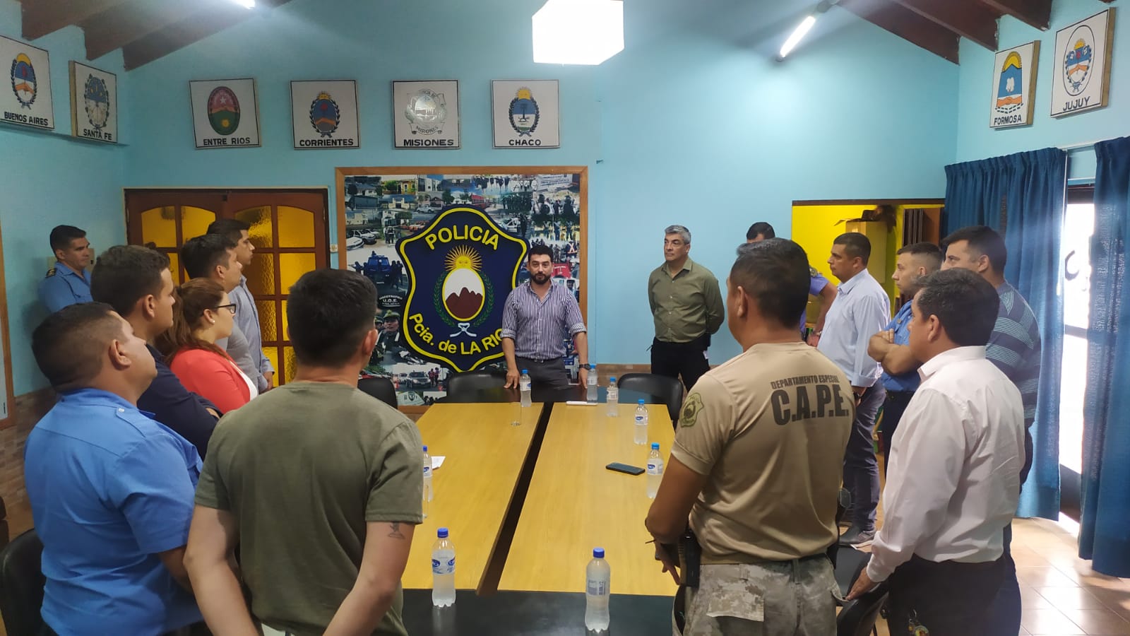 Trabajadores de las Fuerzas de Seguridad dialogaron con autoridades provinciales sobre la crisis económica que atraviesa el país.