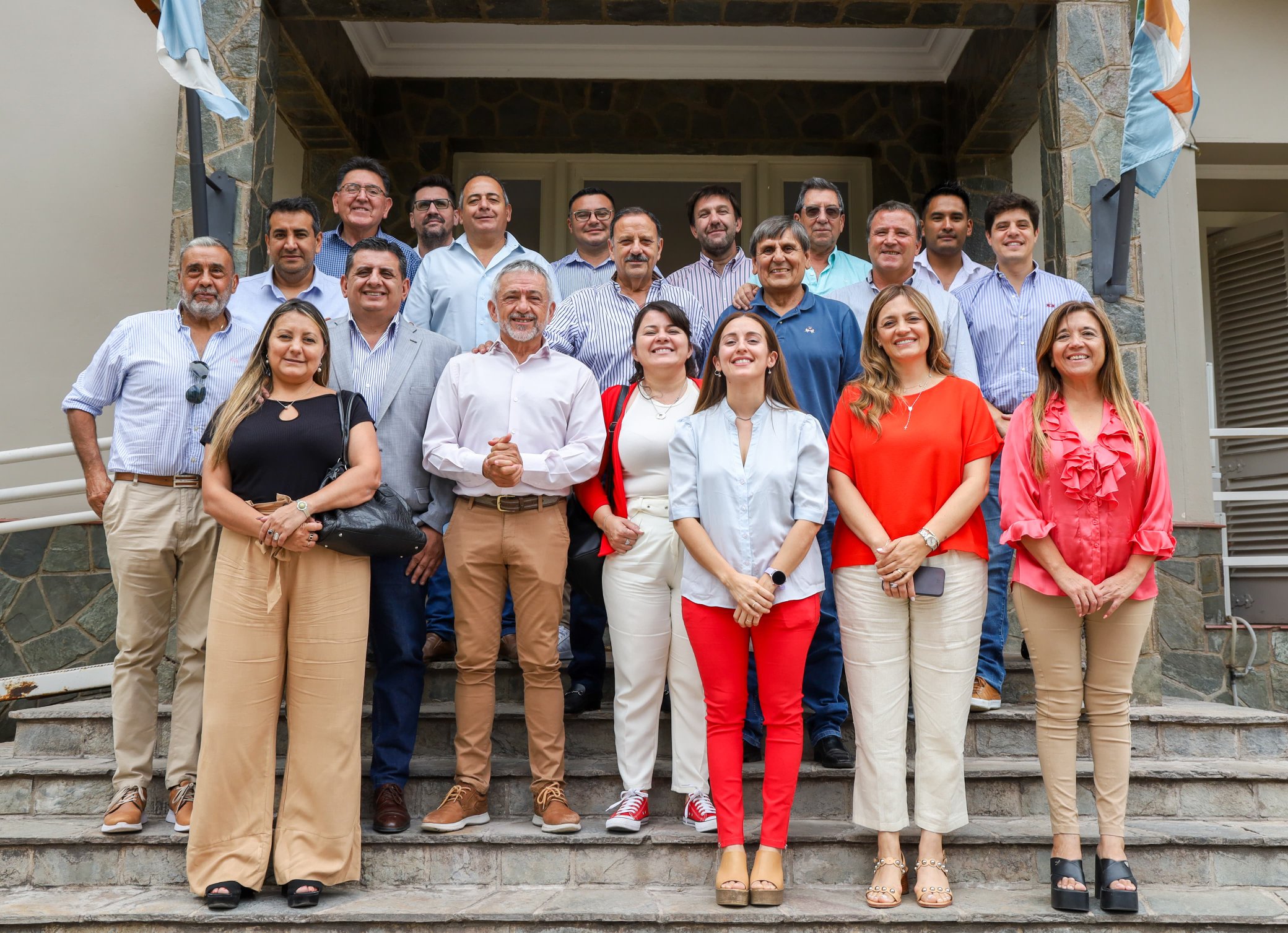 Reunión con el gobernador. Intendentes acompañan el desarrollo de una cuasi moneda en la provincia.