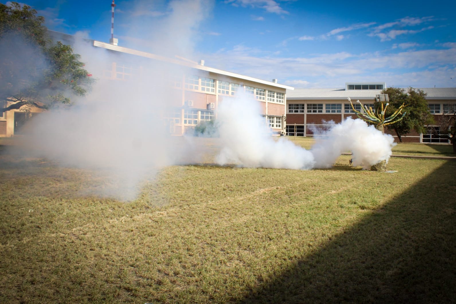 Realizan tareas de fumigación y desinfección en la UNLaR.