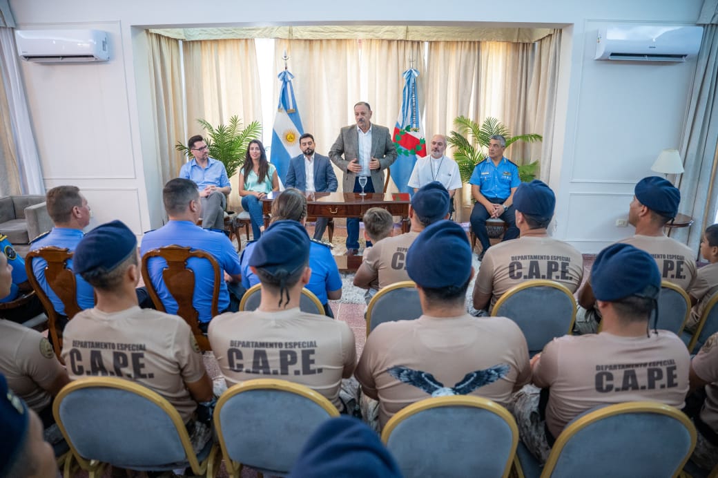 El gobernador Ricardo Quintela reconoció la labor del personal del CAPE.