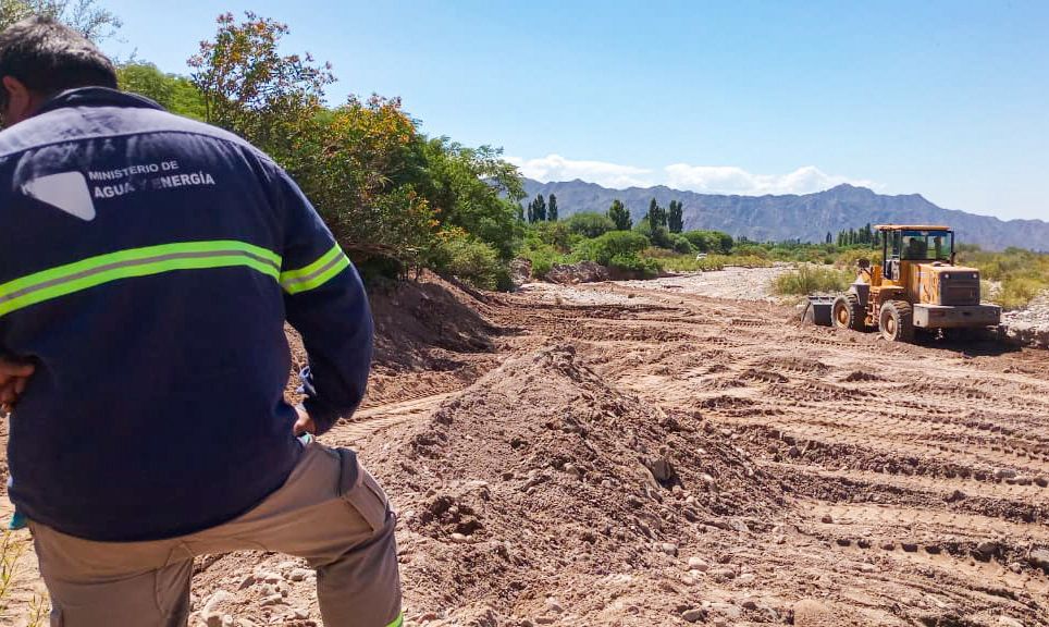 Famatina. Trabajos preventivos para resguardar el sistema de captación de agua