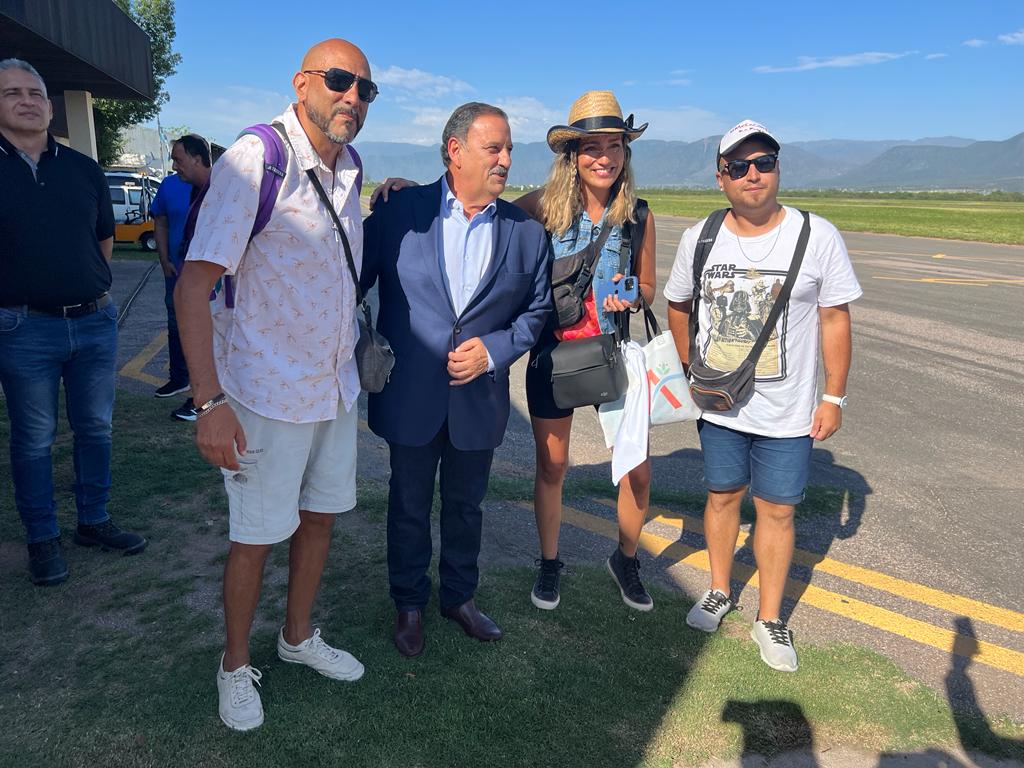 Quintela recibió hoy a los turistas que llegaron en el vuelo del primer aniversario de Alas La Rioja
