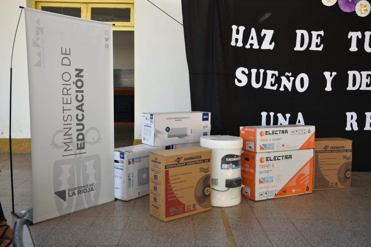 Entregan equipamiento para las  escuelas de San Blas de los Sauces
