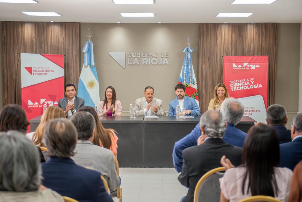 Quintela entregó más de 100 millones de pesos para el desarrollo de ciencia y tecnología