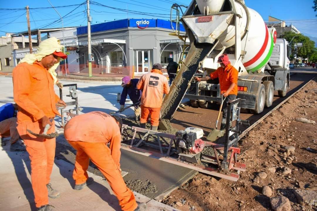 El intendente Armando Molina visitó los avances de obra en Avenidas Rivadavia y Gordillo.