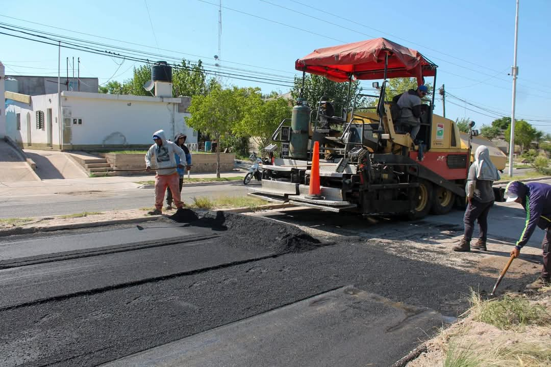 El Municipio Capital continua con las obras de bacheo en barrios 4 de Junio y Juan Domingo Peron.