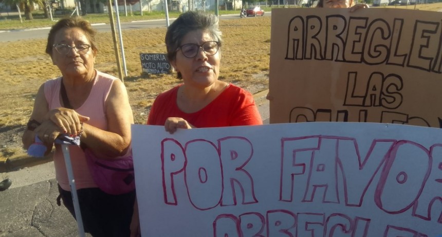 Vecinos se manifiestan pidiendo al municipio soluciones en barrio Parque Industrial y 20 de Mayo