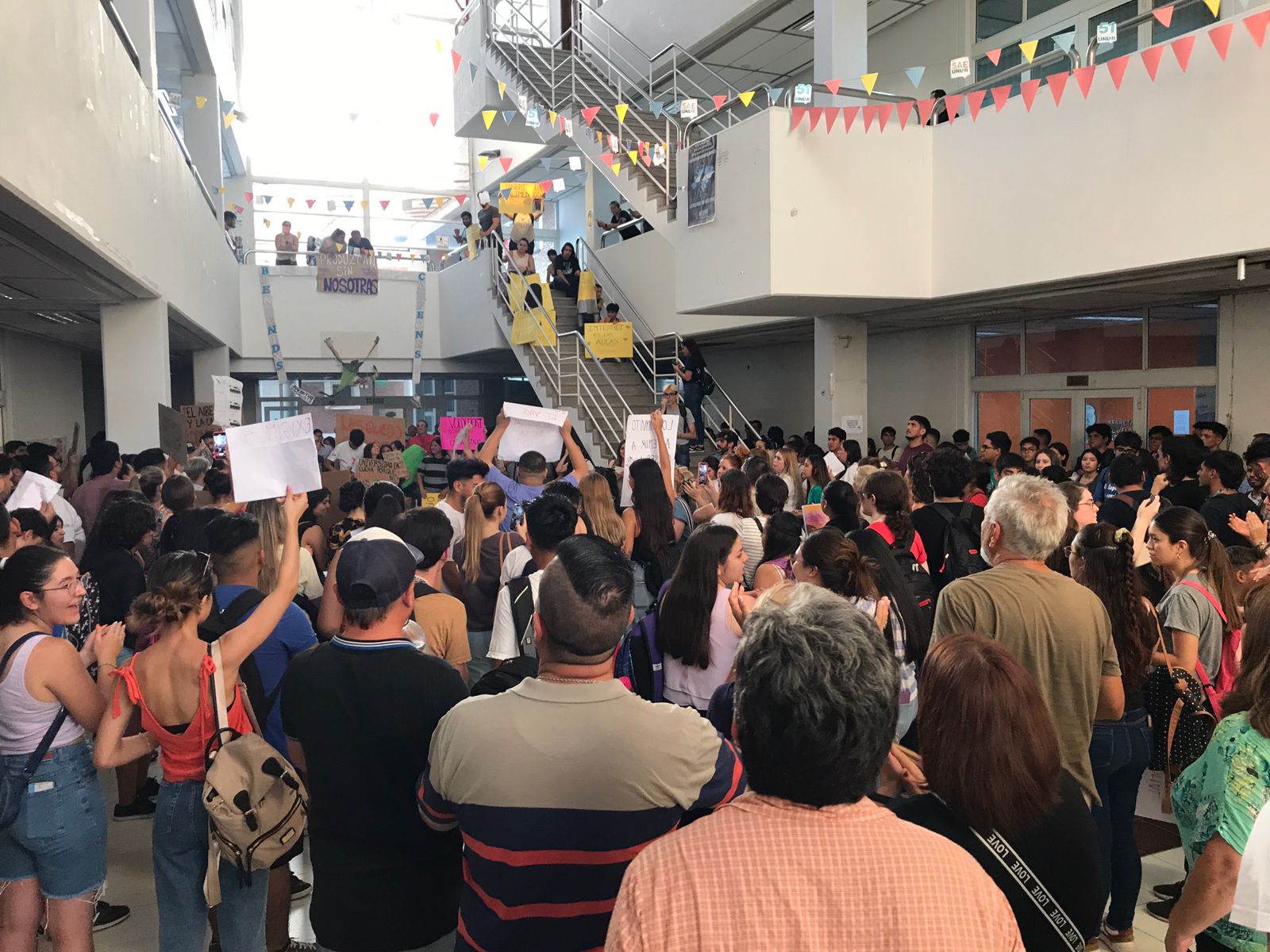 Se viene la segunda toma en la UNLaR?