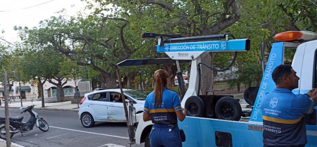 Funcionaria municipal dobló a la izquierda en pleno centro y no le retuvieron el vehículo por órdenes superiores
