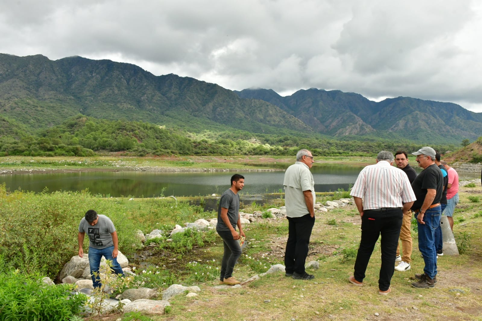 El Ministro Scaglioni evaluó el incremento de agua en el dique de Chamical.