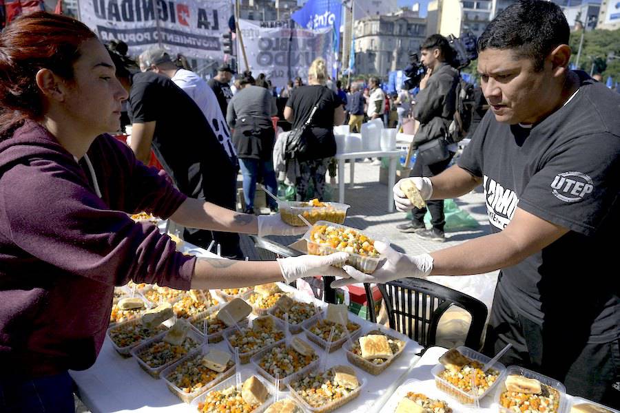 Organizaciones sociales cortarán rutas nacionales por falta de asistencia a merenderos y comedores.