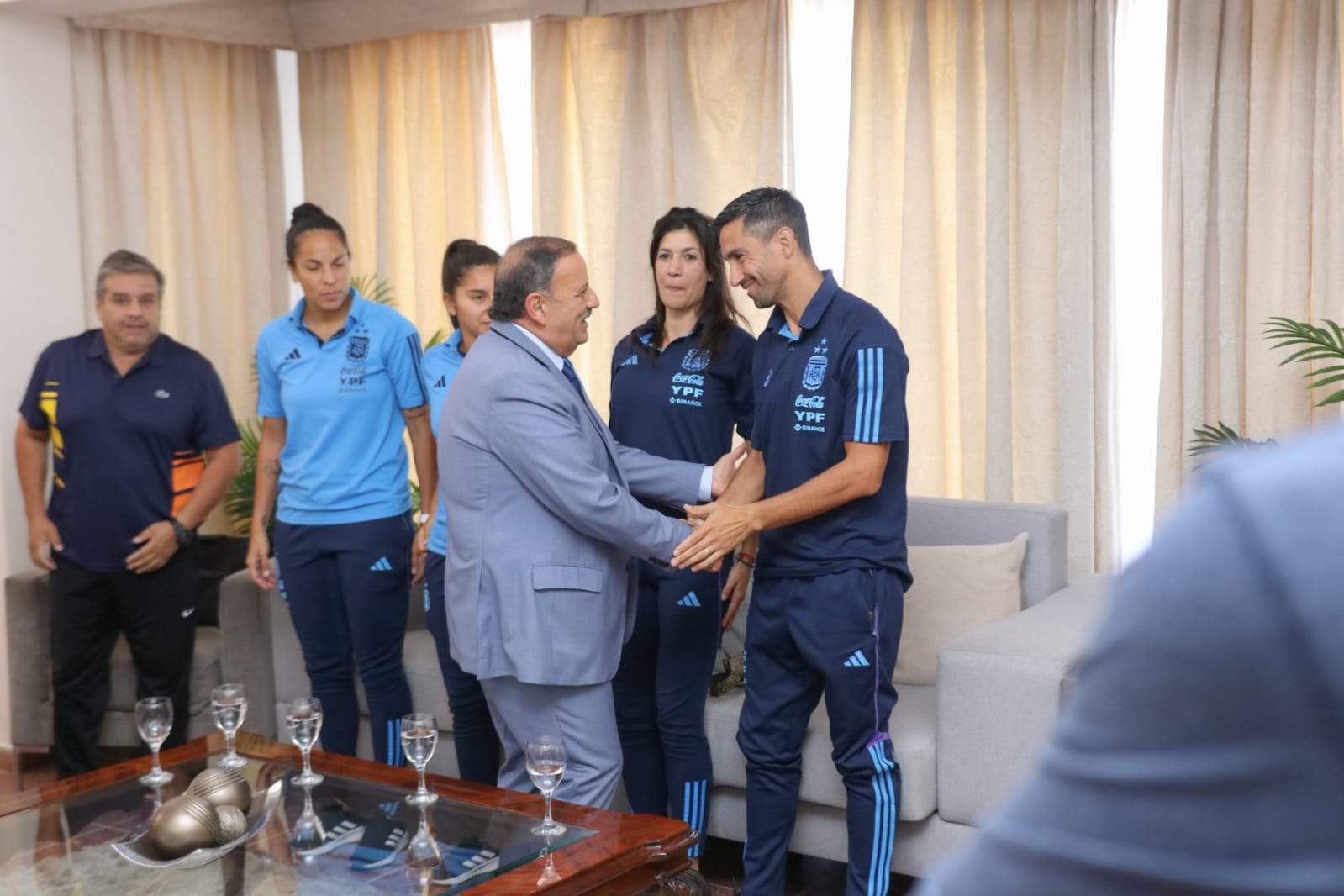 El gobernador Ricardo Quintela recibió a autoridades de la AFA y jugadoras del seleccionado femenino de fútbol