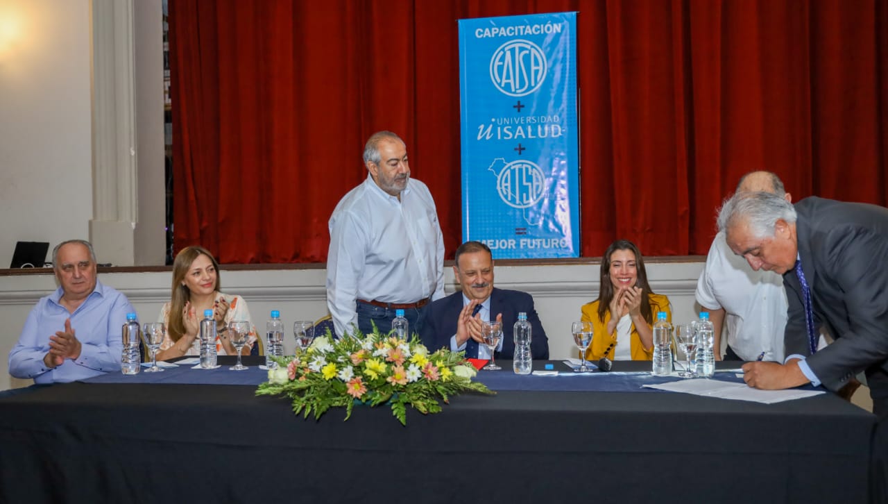 El Gobernador Ricardo Quintela participó de la profesionalización de auxiliares de la salud