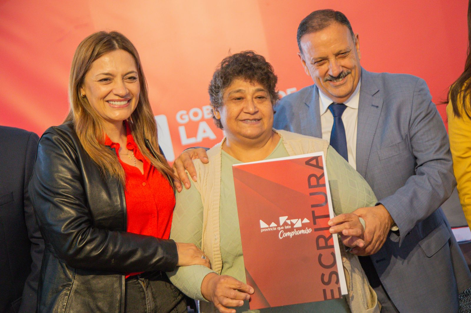 220 familias de los barrios Santa Catalina, Saviore, Tierra de los Caudillos y San Nicolás recibieron las escrituras de sus viviendas
