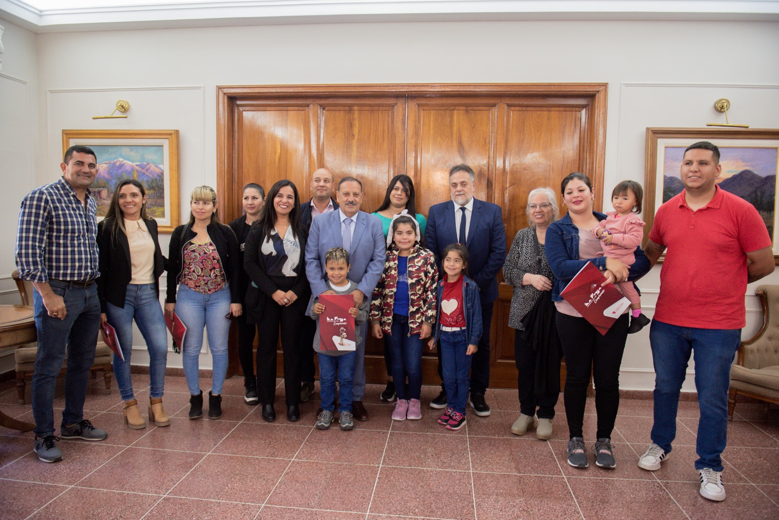 El gobernador Ricardo Quintela entregó mejoramientos habitacionales