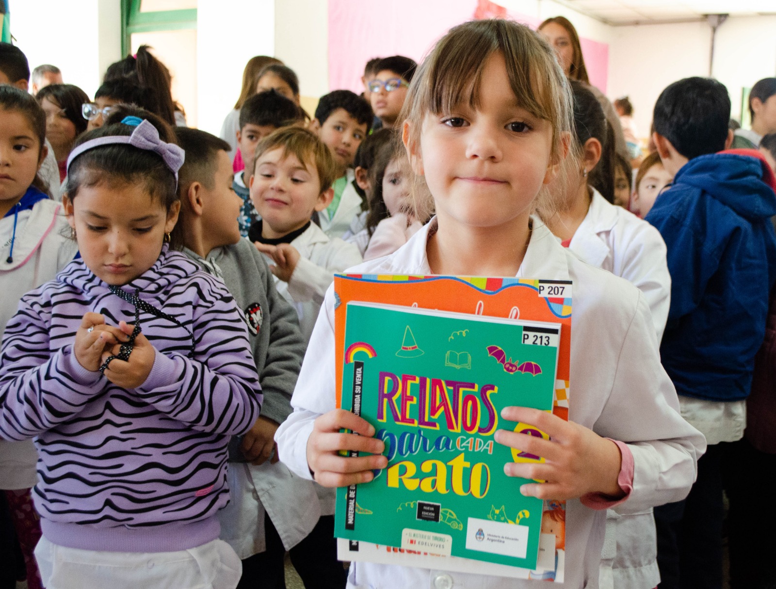 El Gobierno entregó más de 1.600 libros en el departamento Castro Barros