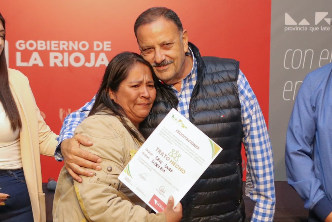 El gobernador entregó herramientas a 100 emprendimientos 