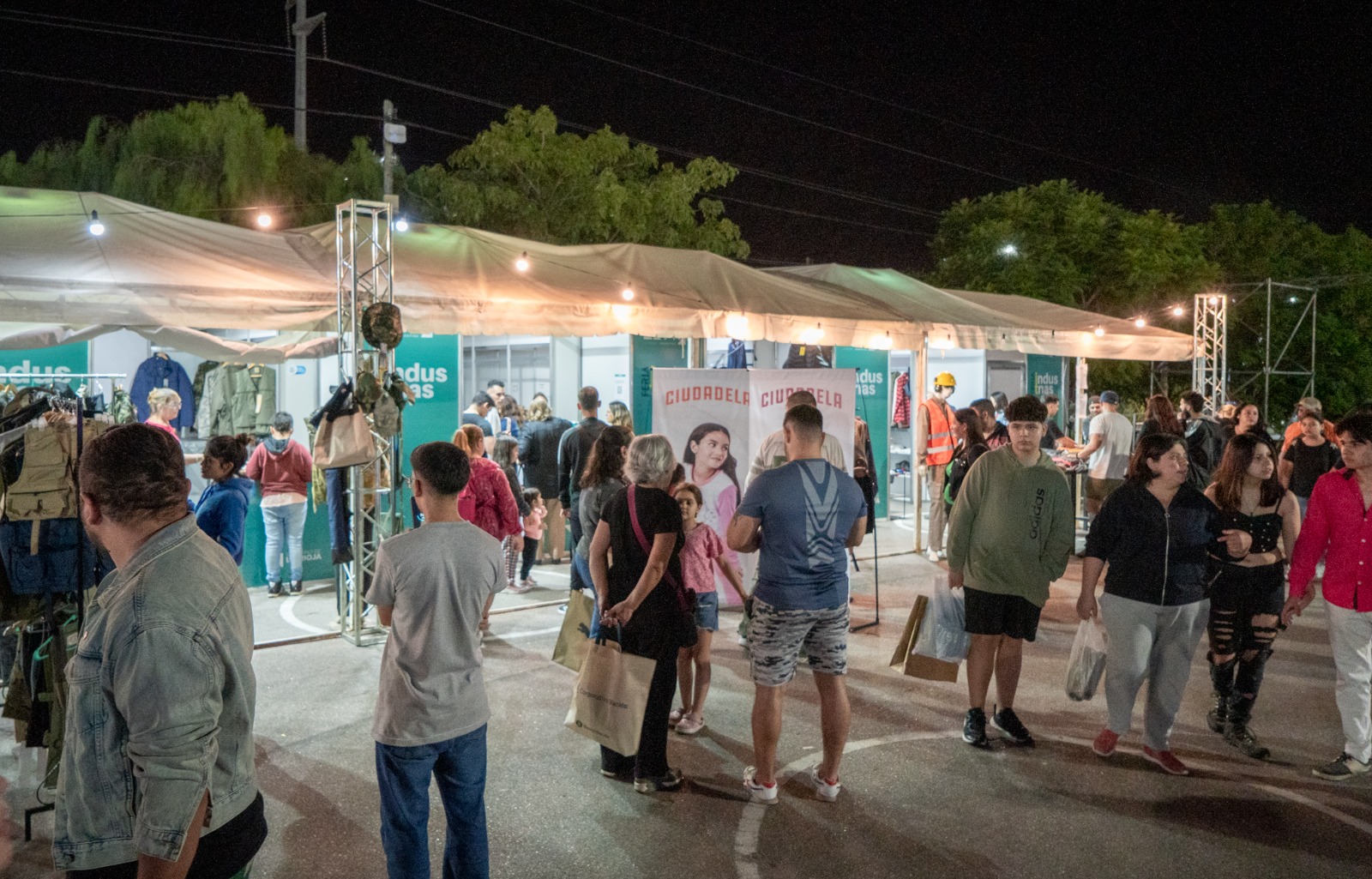 Con importante concurrencia inició la Feria de Industrias en el Parque de la Ciudad