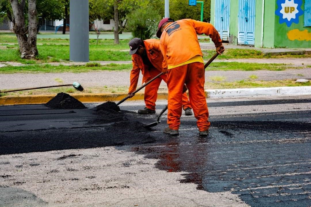 El Municipio ejecuta tareas de bacheo para mejorar la transitabilidad en la ciudad.