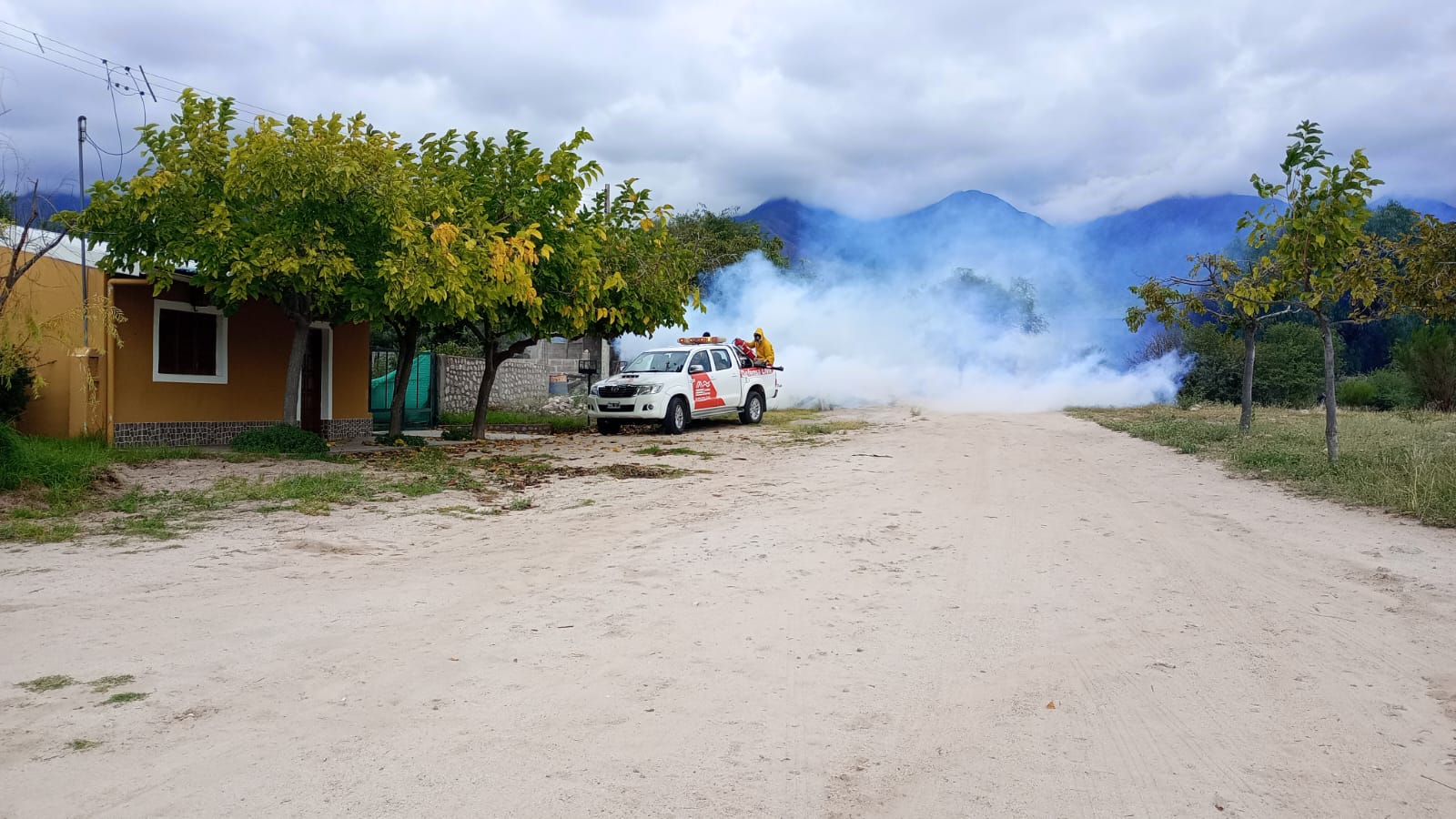 El departamento Castro Barros ejecuta operativos de fumigación contra el dengue.