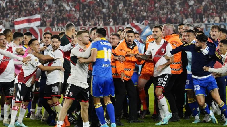 River le ganó sobre la hora a Boca y el Superclásico terminó con escándalo