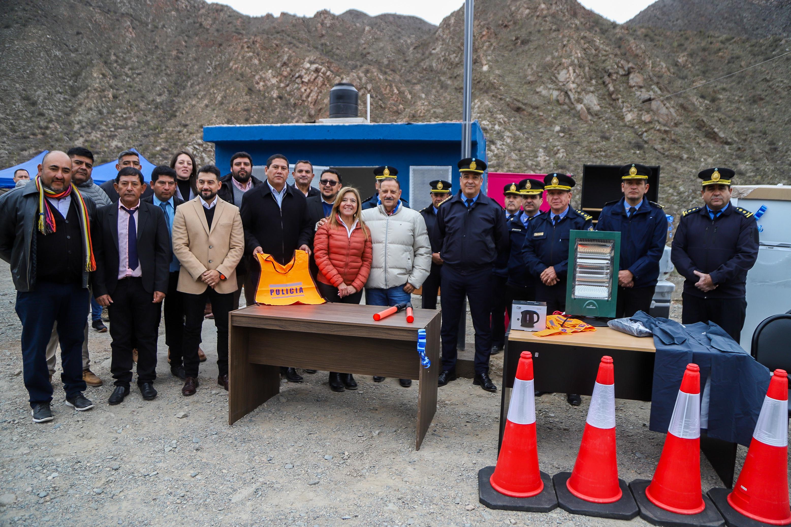 El gobernador Quintela inauguró las refacciones en la posta policial y la iluminación del cruce de la ruta 40 y el Río Capayán.