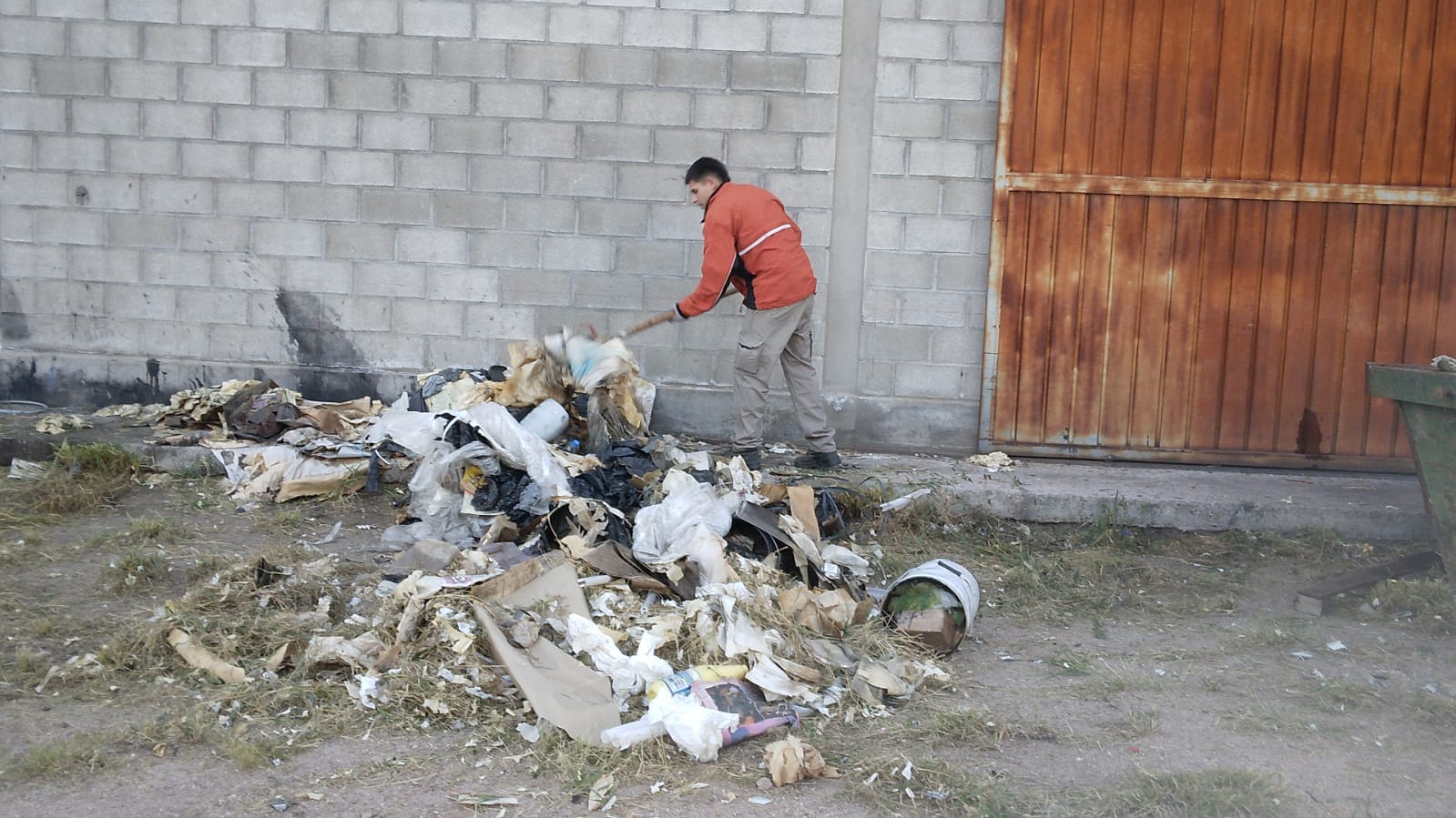 Avanza en la ciudad operativo socioambiental, sanitario y territorial para reducir los criaderos de mosquito.