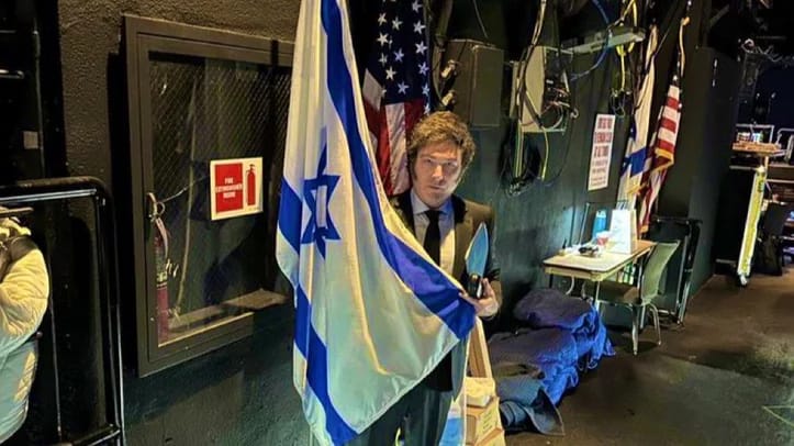 Papelon. La extraña foto de Milei con una bandera de Israel que generó críticas.