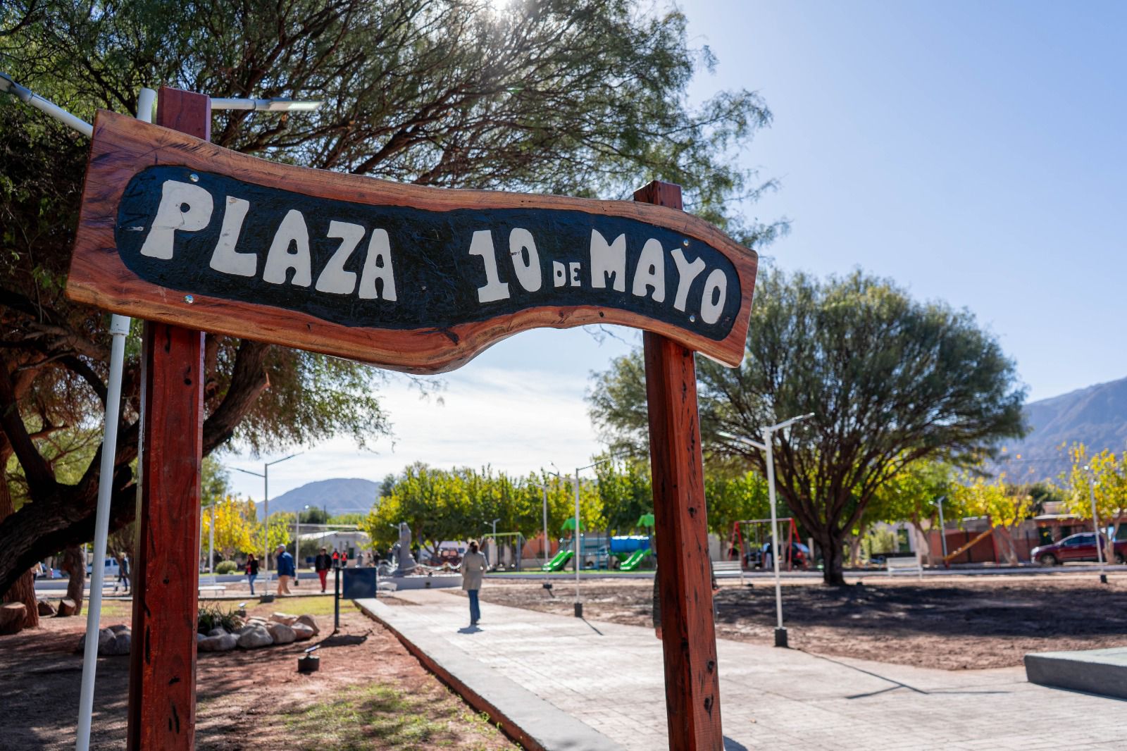 La renovada plaza principal de Sanagasta, un espacio para la familia, el trabajo y el turismo.