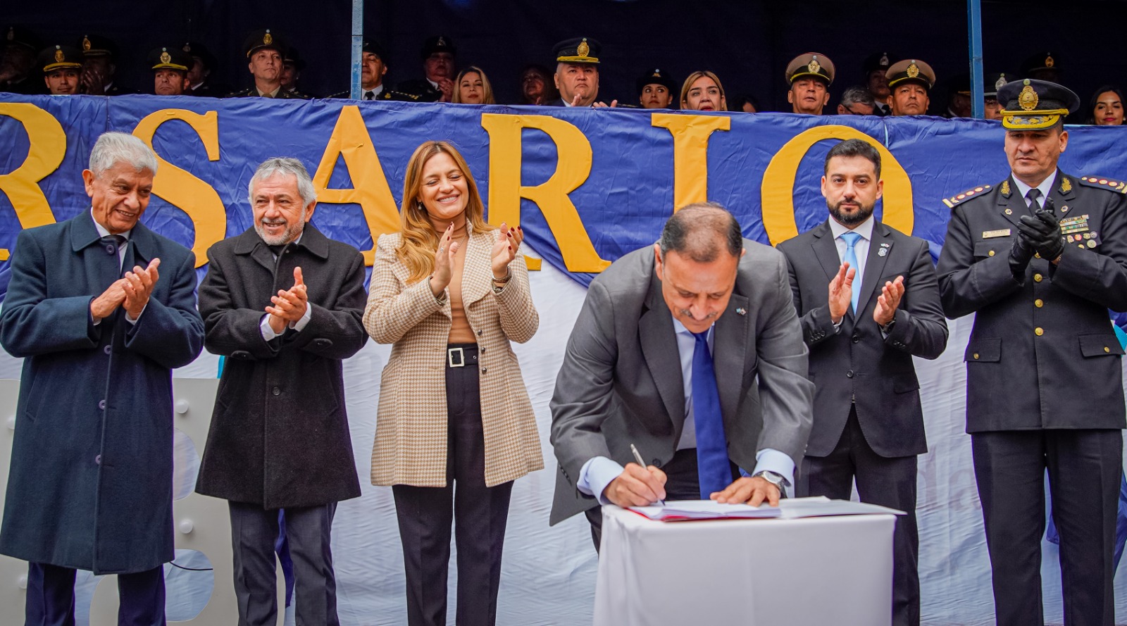 El gobernador Ricardo Quintela firmó el decreto para ascensos en las fuerzas de seguridad.