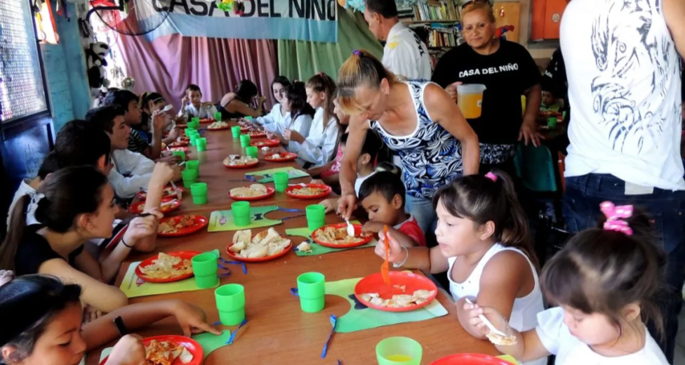 Verguenza. El Gobierno retiene 5 millones de kilos de comida sin entregar a los comedores.