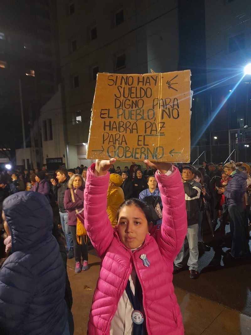 Se agrava el conflicto en Misiones. Docentes fueron reprimidos durante una manifestación en las puertas de la Legislatura.