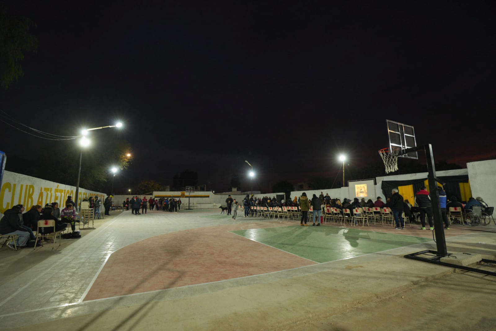 Ricardo Quintela inauguró la pista del Club Rieles Argentinos.