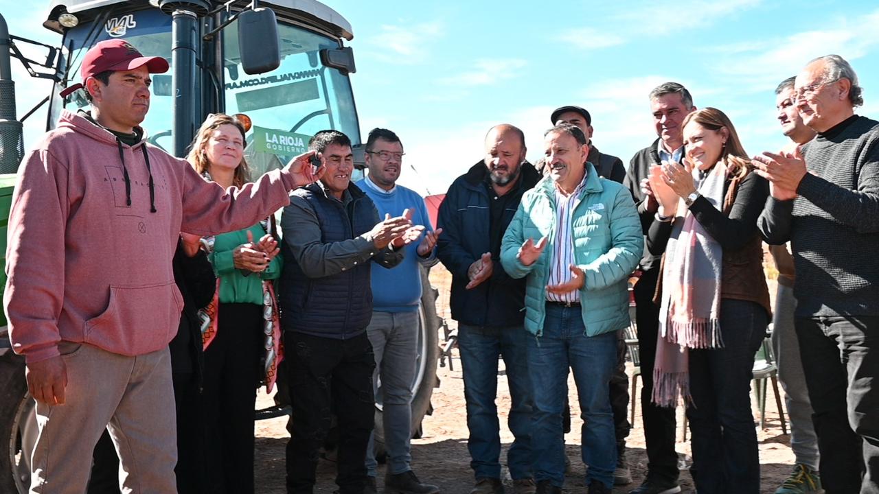 Quintela entrega tractor en Jague y apoya el impulso de la agricultura andina.