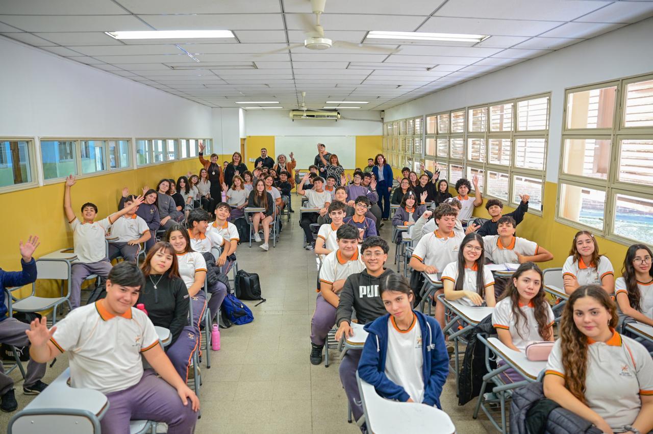 Estudiantes de tercer año abordan y debaten sobre la nueva Constitución antes de la Promesa de Lealtad
