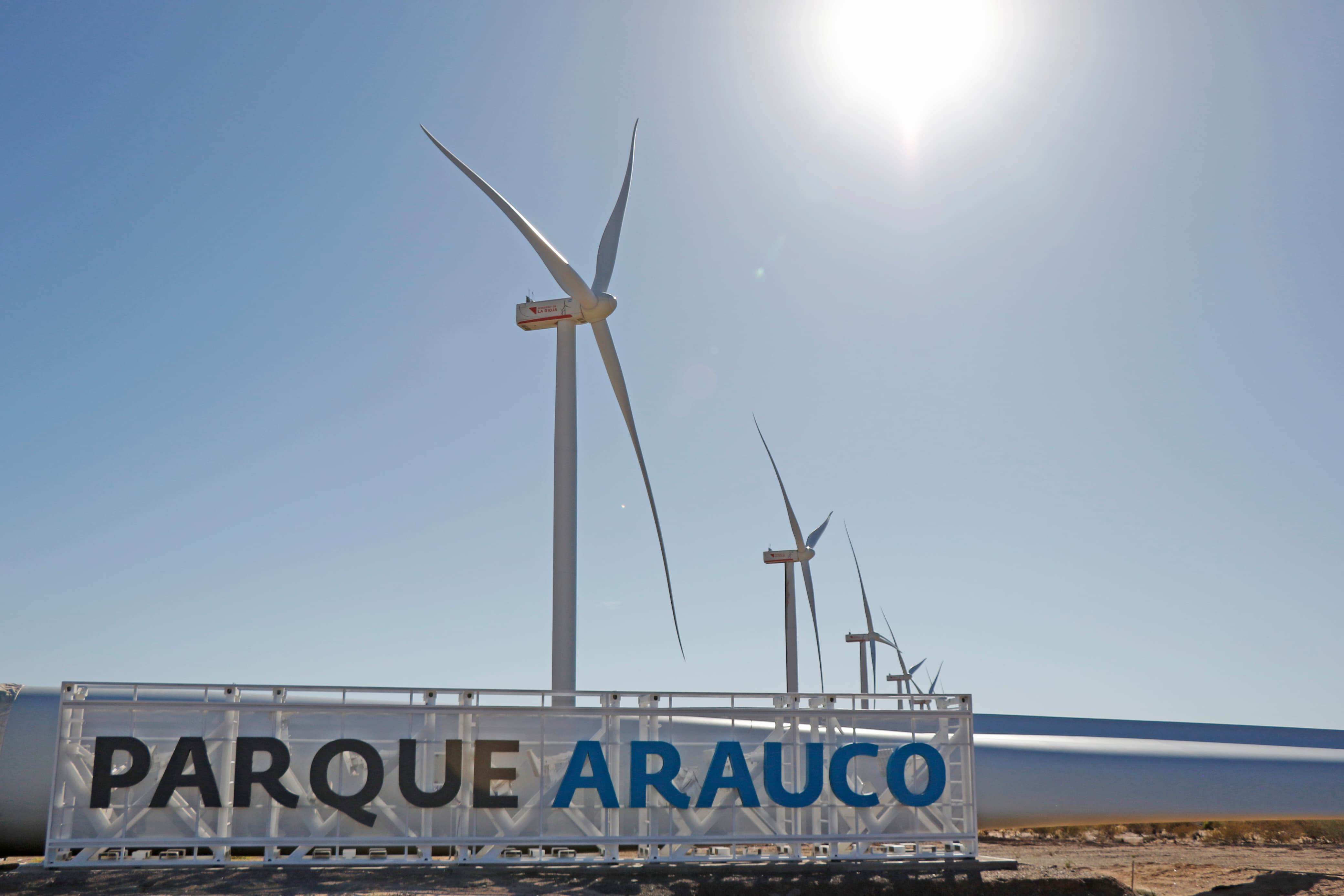 Parque Arauco completó el montaje de su nuevo parque eólico en La Rioja.