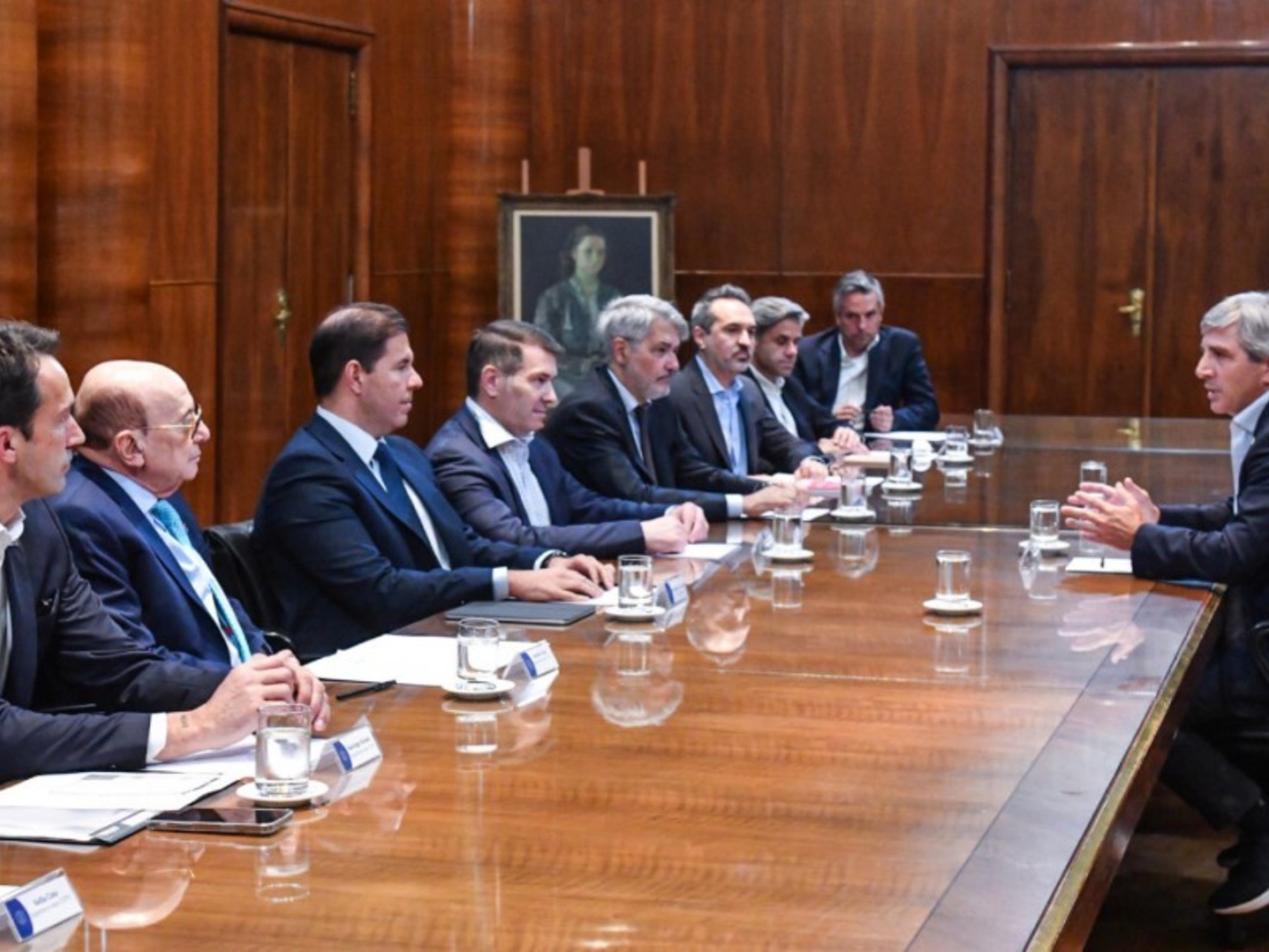 Milei lo hizo. Caputo prometió a supermercadistas y ahora 120 mil empleados se quedaron sin aumento.