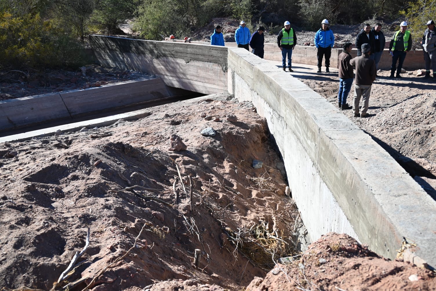 Avanza la obra de mantenimiento del canal de riego en Villa Unión.