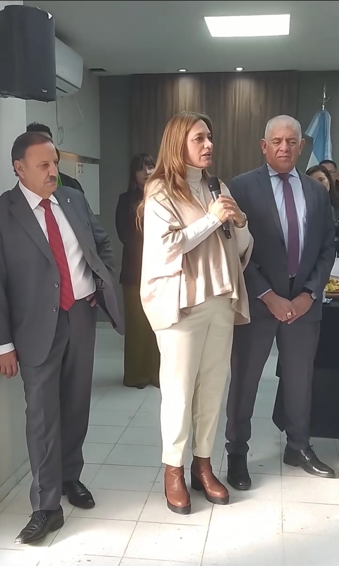 El gobernador Ricardo Quintela dejó su saludo a los periodistas por su día. 