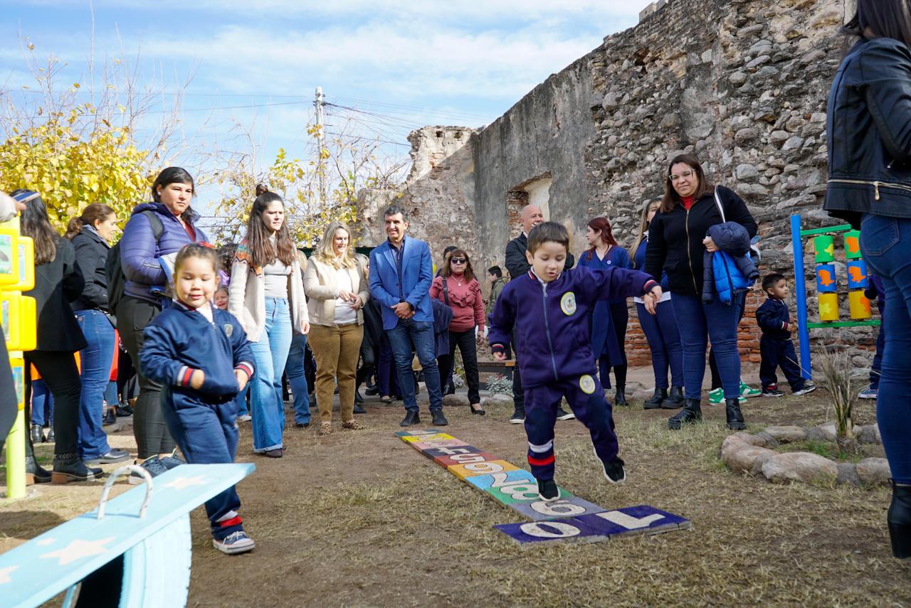 Quedó inaugurado el patio de juegos en el Jardín de Infantes de la Pio XII.