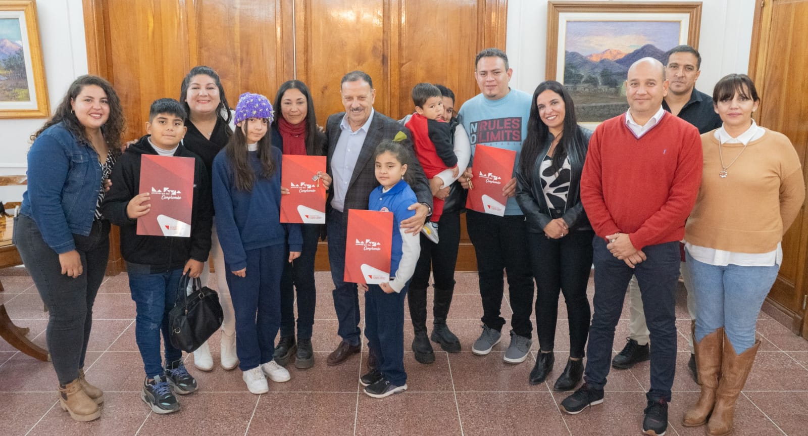 Familias riojanas recibieron viviendas que no eran habitadas y fueron recuperadas por el gobierno provincial.