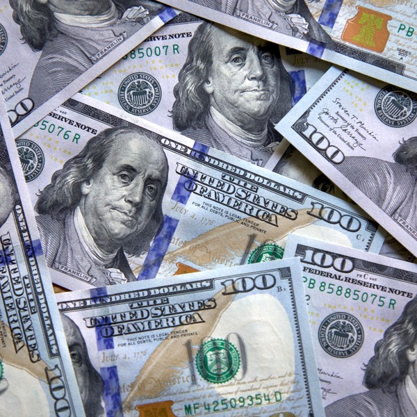 Blanqueo. Lejos de echar mano al colchón, los ahorristas siguen retirando dólares de los bancos. 