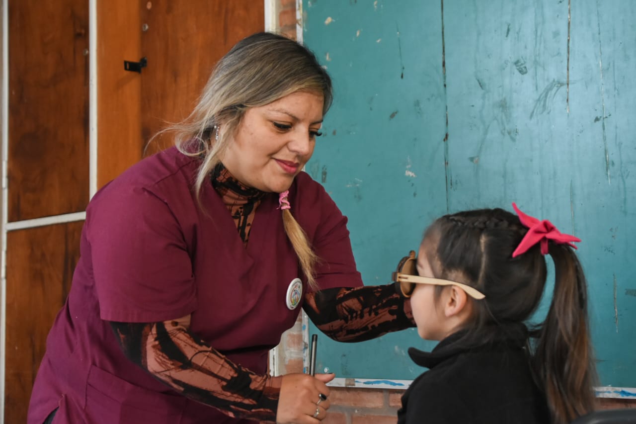 En la Semana de la Miopía, realizan controles visuales en escuelas para cuidar la salud ocular de la infancia 