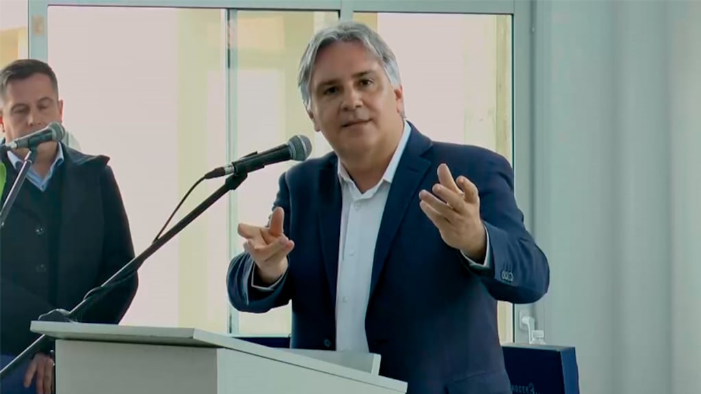 Acorraladas por el ajuste de Milei, las provincias también se endeudan en dólares