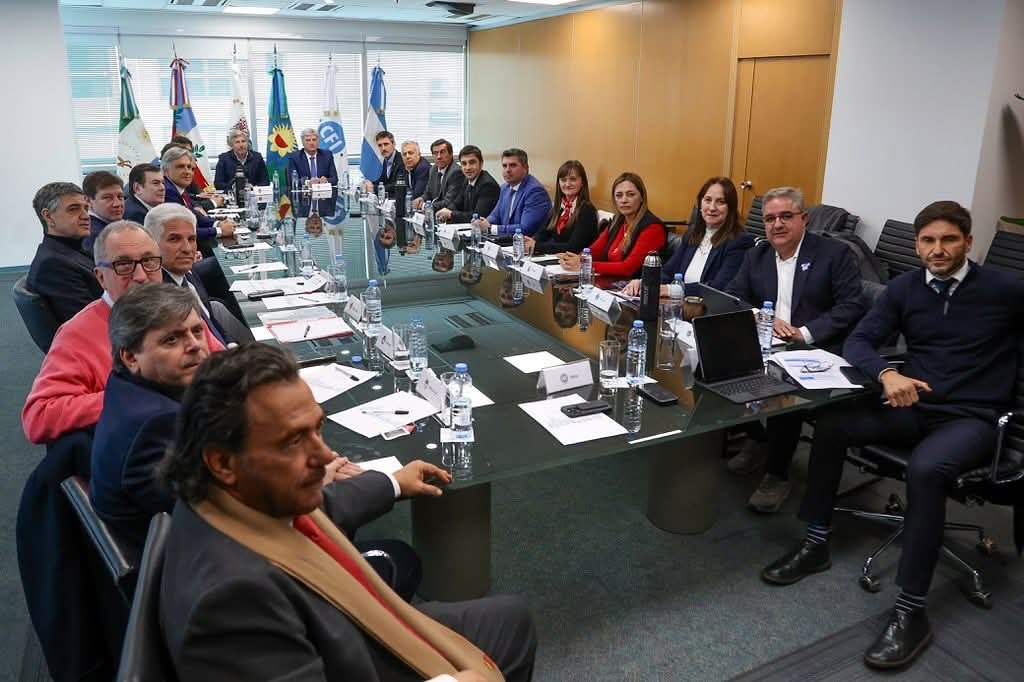 Gobernadores presionan a Milei: firmaron un proyecto para redistribuir fondos e impuesto a los combustibles