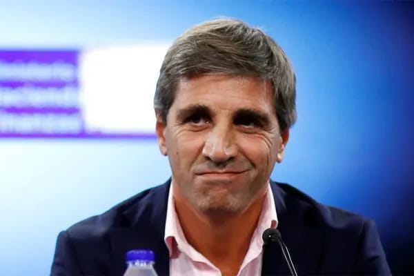 El Gobierno admitió un déficit de dólares que quintuplica lo acordado con el FMI