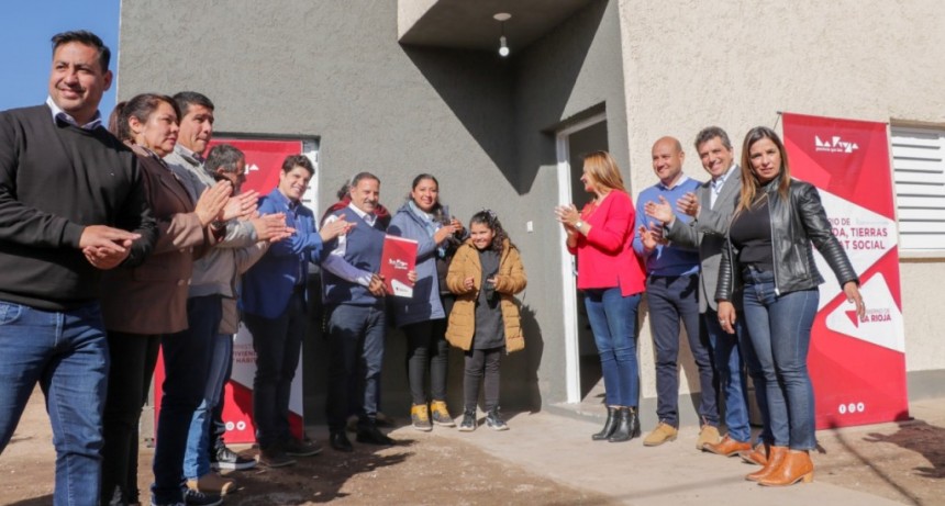 Ricardo Quintela entregó viviendas en Sanagasta financiadas con fondos provinciales 