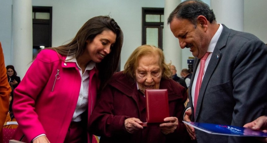 La Vicegobernadora distinguió como personalidad ilustre a la profesora Teresa Cavero Tagle en su cumpleaños 100 