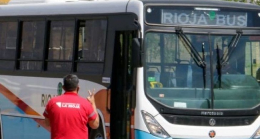 Insólito: Choferes y Usuarios de Rioja Bus trabajaron para recuperar un corredor intransitable por el mal estado de las calles
